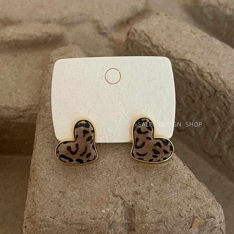 French Retro Heart-Shaped Flocked Earrings: Light Luxury Minimalist Studs for Autumn and Winter