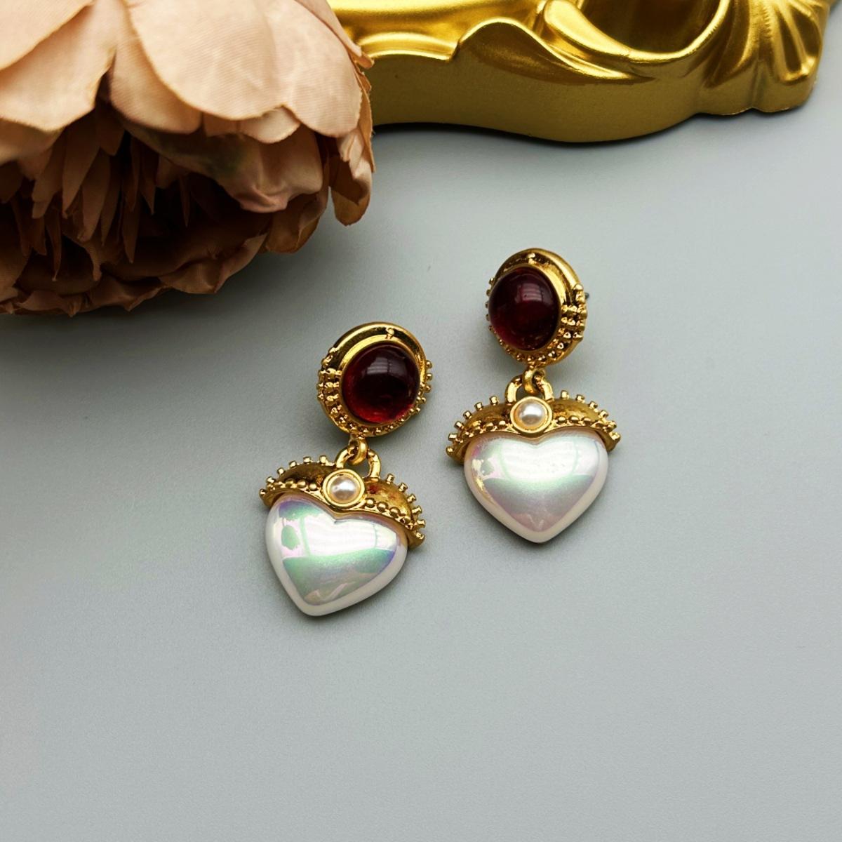 French Retro Peach Heart Pearl Temperament Design Niche High-end Silver Needle Stud Earrings