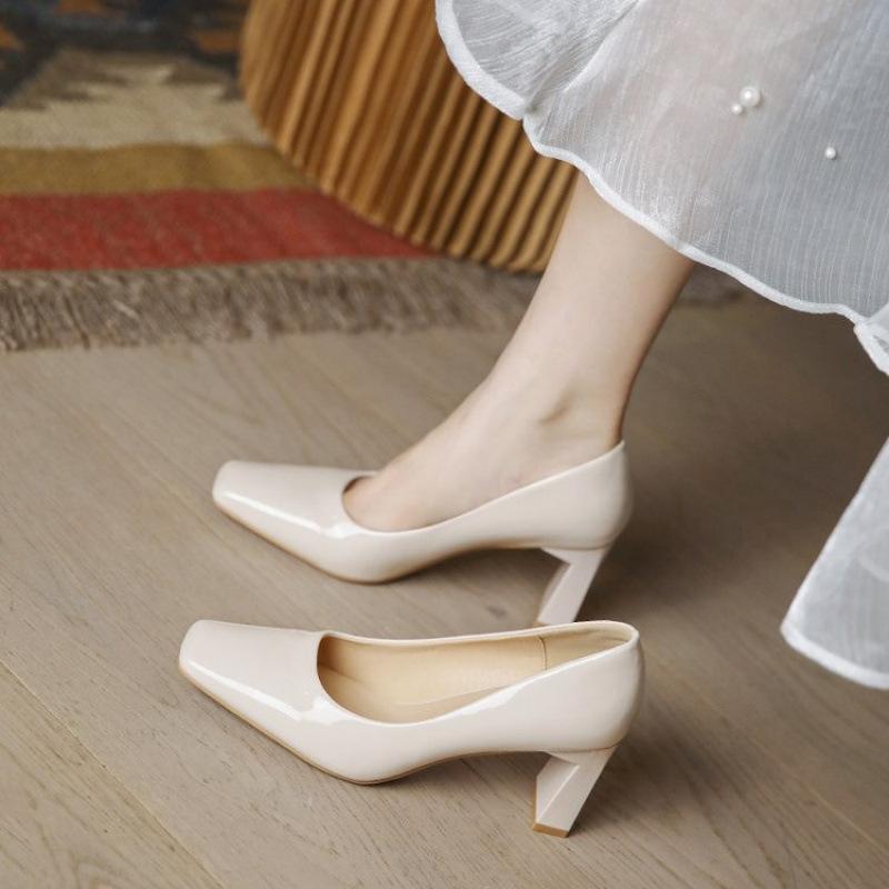 

Coarse heels do not grind feet versatile high heels women s 2025 spring and autumn new square head nude patent leather commuting with skirts single 40