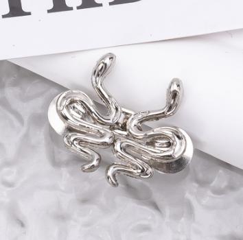 

Adjustable Metal Jeans Waist Buckle Jean Buttons Fastener Cute Snake Shape Reusable Waist Cincher Clip for Clothing Dresses серебряный