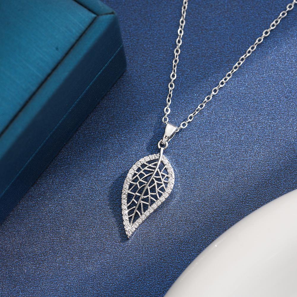 Elegant Women s Titanium Steel Leaf Necklace - Non-fading, Versatile Clavicle Chain Pendant Jewelry.