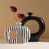 Elegante Jarrón Cerámico Wabi-Sabi con Rayas Blancas y Negras - Perfecto para Decoración de Sala de Estar y Arreglos Florales