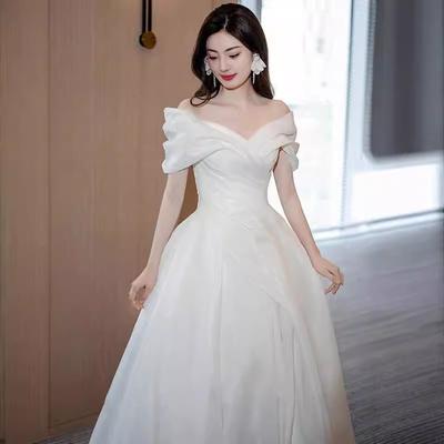 Vestido de noiva leve francês noiva 1011 novo ombro de uma palavra cetim fio principal tamanho grande simples fio de porta fio de boas-vindas fotografia de viagem
