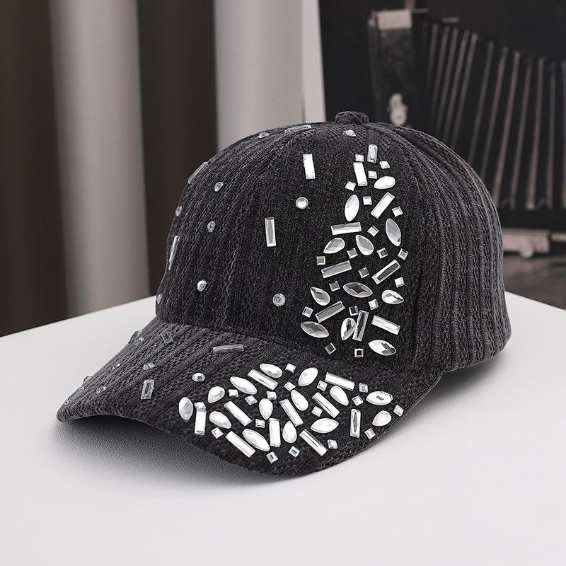 Versatile Ladies' Duckbill Hat: Elegant Golden Velvet Baseball Cap with Rhinestones for Autumn and Winter – Stay Warm and Stylish Outdoors.