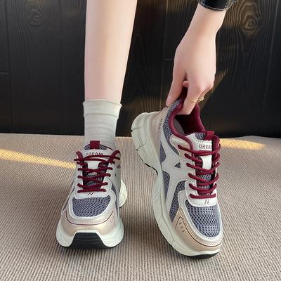 Sapatos retrô femininos de verão novos de alta qualidade com sola grossa versáteis para pés pequenos e leves tênis casuais esportivos
