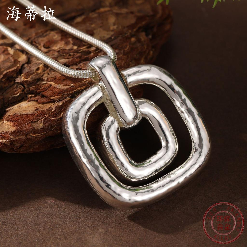 New hollow geometric square pendant, women's fashionable, simple and high-end hollow square neck necklace