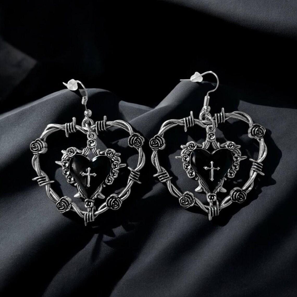 

Gothic Rock Black Heart Cross Rose Dangle Earrings for Women Dark Romantic Witchy Drop Earrings Halloween Party Jewelry Gifts