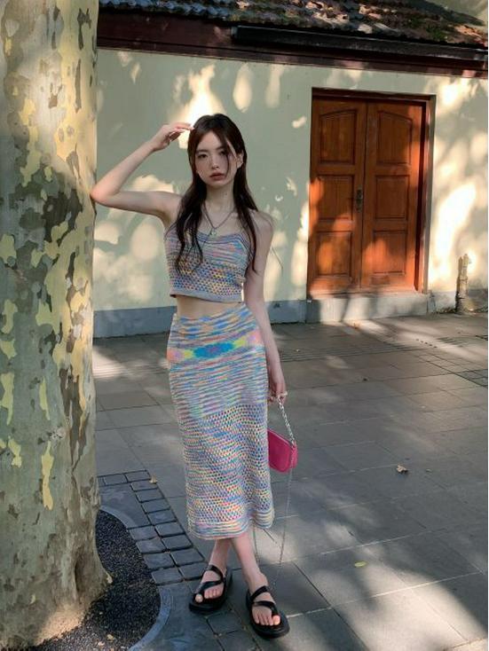 Set di vestito a righe arcobaleno lavorato a maglia con spalline sottili da donna - Perfetto per una vacanza estiva al mare fresca e dolce.