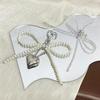 Jemný korálkový přívěsek na klíče Ručně vyráběný přívěsek na klíče ve tvaru luku Srdce Keychain Ornament Perleťová dekorace na tašky a telefony
