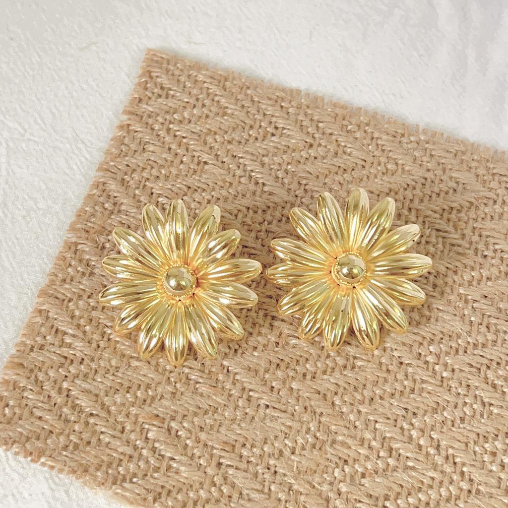 Retro style metal daisy earrings, gold three-dimensional petal stud earrings, fashionable personalized earrings.