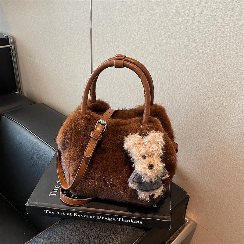 

Autumn new plush bag fashion commuter furry messenger bag large capacity handbag shoulder armpit bag without pendant коричневый