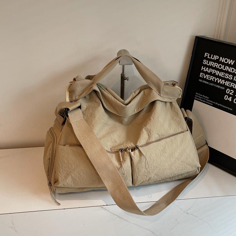 Сумка большой вместимости, модная и простая повседневная текстурная фитнес-сумка 2025 лето новая женская персонализированная дорожная сумка хаки