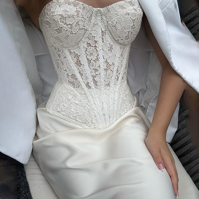 Korsetts, modische und elegante Damenbekleidung