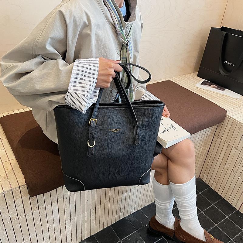 Large-capacity commuter tote bag women's 2025 new autumn and winter fashion shoulder bag large bag portable versatile underarm bag