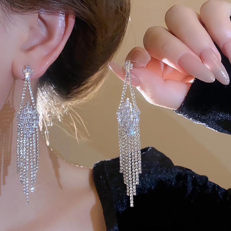 Brincos da Moda Exquisitos com Borla Longa: Elegante, Brilhante e Versátil para Mulheres