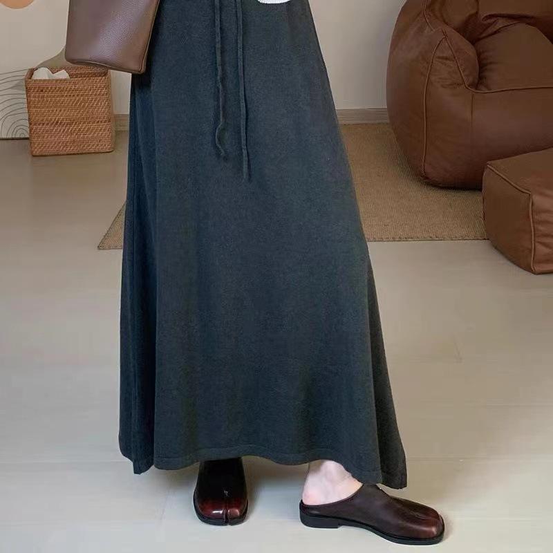 Autumn and winter new solid color minimalist elegant knit midi skirt for women, elastic waist pleated umbrella skirt, knitted long skirt for women