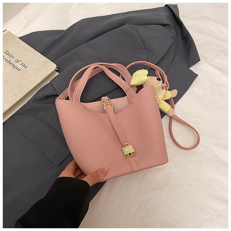 Today's Popular Bags Are Women's New Fashion and High-end Single Shoulder Messenger Bags, Portable Bucket Bags.