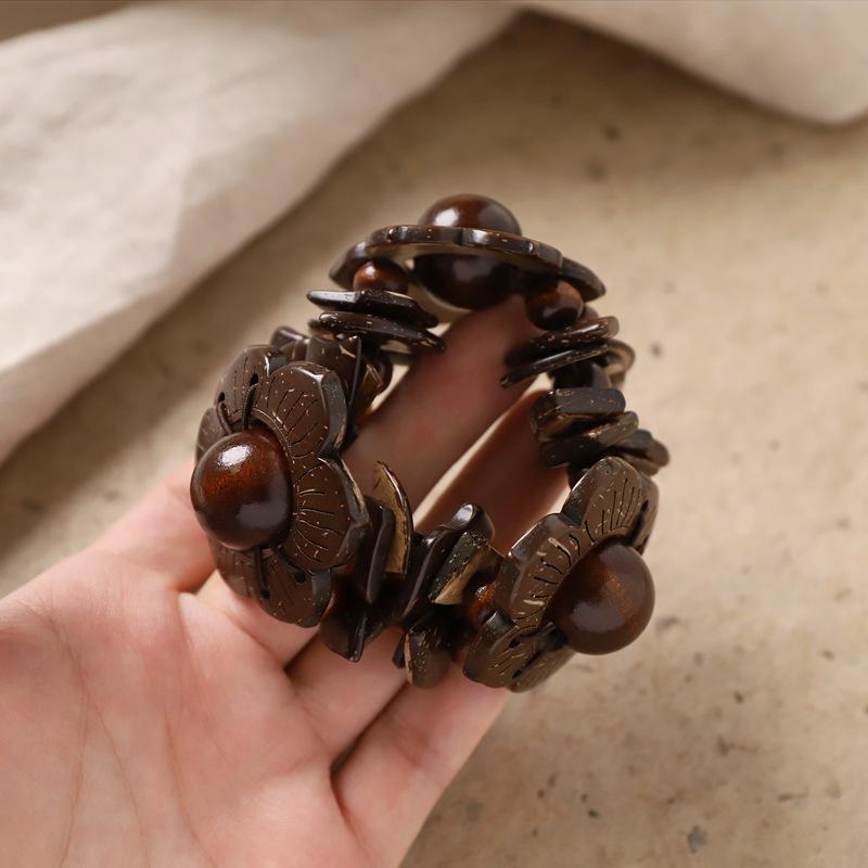 Female Bohemian Retro Coconut Shell Bracelet with Ethnic Style Beaded Charm Bracelet