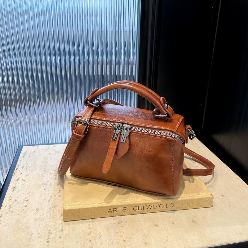 

One-shoulder handheld women s bag, new fashionable large-capacity retro commuter oblique span box bag. коричневый