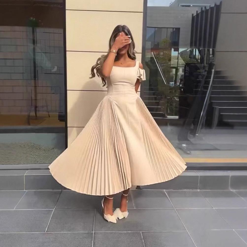 Europäische und amerikanische Damenbekleidung Sommer neues Kleid Temperament Design Sinn schulterfrei großer U-Ausschnitt Falten großer Schwingen Rock