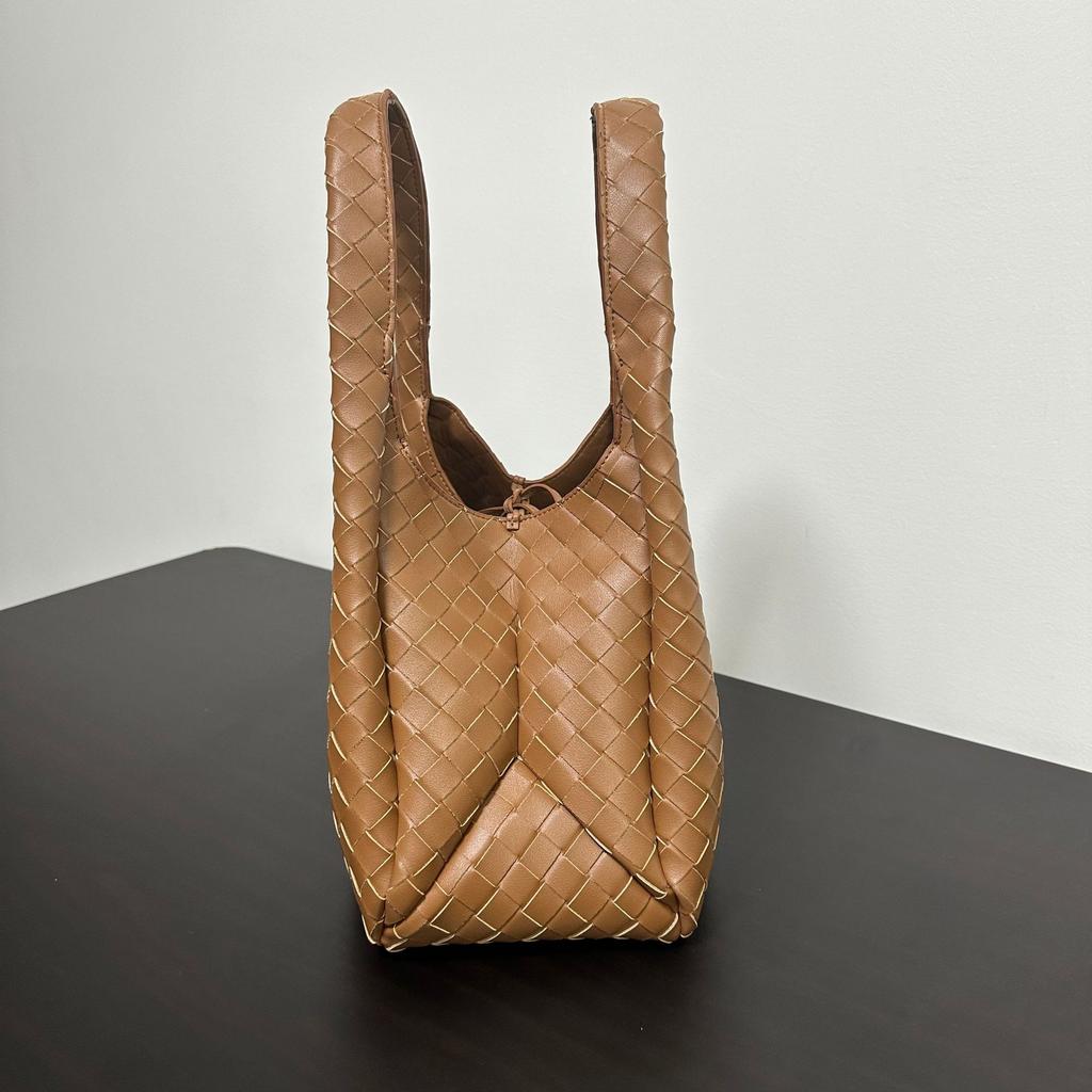 Hand-woven European and American Retro Texture Versatile Handbag Large Capacity Leisure Commuting Fashion Simple Tote Bag