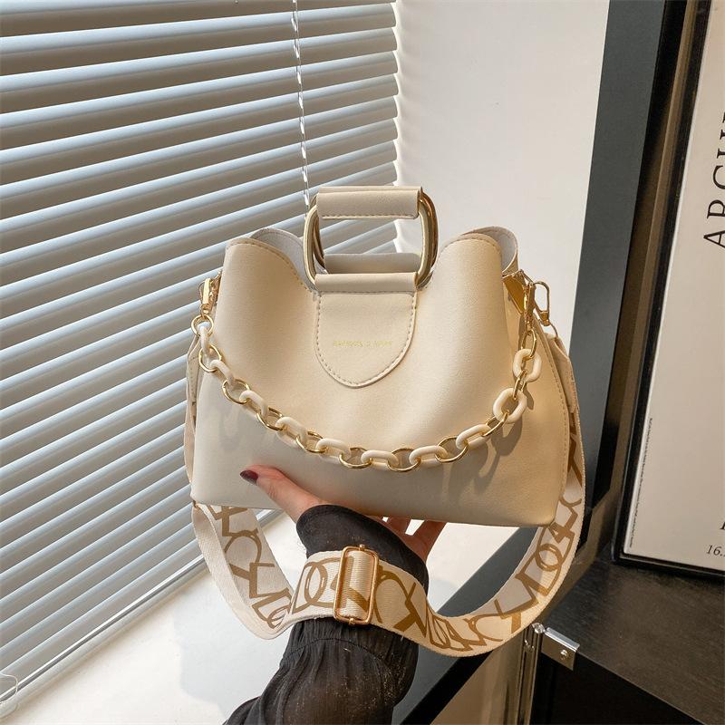 New solid color atmospheric versatile urban simple niche trend daily commuting chain single shoulder portable messenger bag women