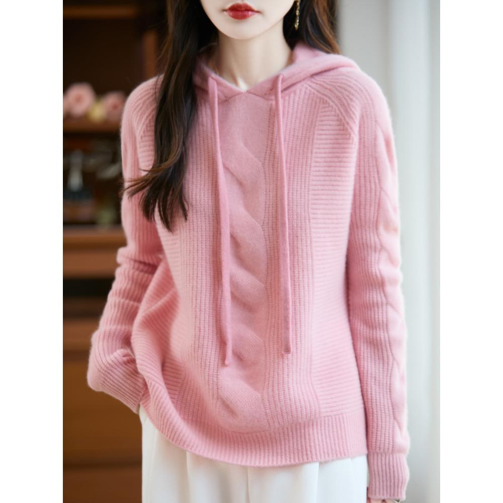 Un Maglione Lavorato a Maglia Spesso, Largo e di Taglia Grande con Un Cappuccio Come Strato Base per Donne