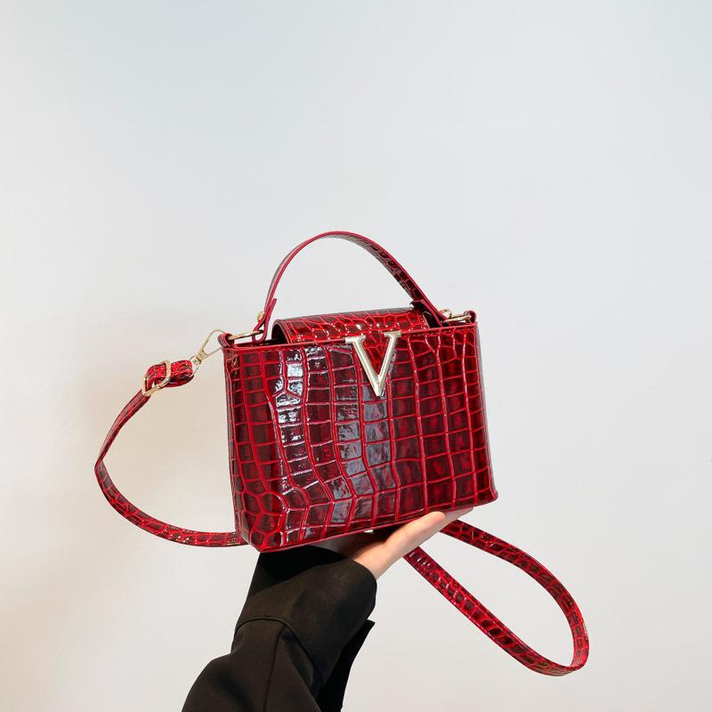 

Популярная в 2025 году V-образная сумка с узором крокодила, большая сумка-тоут, роскошная и высококлассная сумка на плечо красный