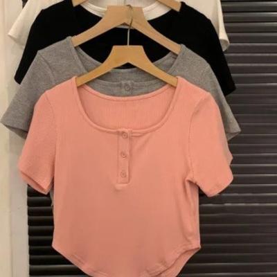 Kurzes T-Shirt für Damen im Sommer Neuer Koreanischer Stil Schlanke Unterwäsche für Studenten Schlanker Studenten Faden Knopf Oberteil