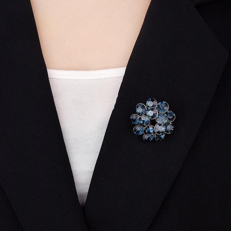 Retro Flower Silence Brooch, High-end Women's Luxurious and Elegant Crystal Brooch, Niche Design Sense Brooch
