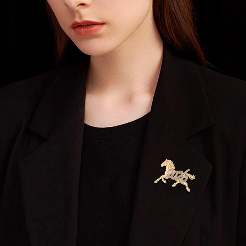 Exquistie Luxury 2026 Year Of The Horse Design Brooches Women Coat Jewelry Accessories Gift