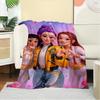 Grup Fete Anime K-POP Pătură Moale Caldă Patru Anotimpuri Plaid Gros Tricotat Poliester pentru Pat, Camping, Călătorie Cadou Perfect