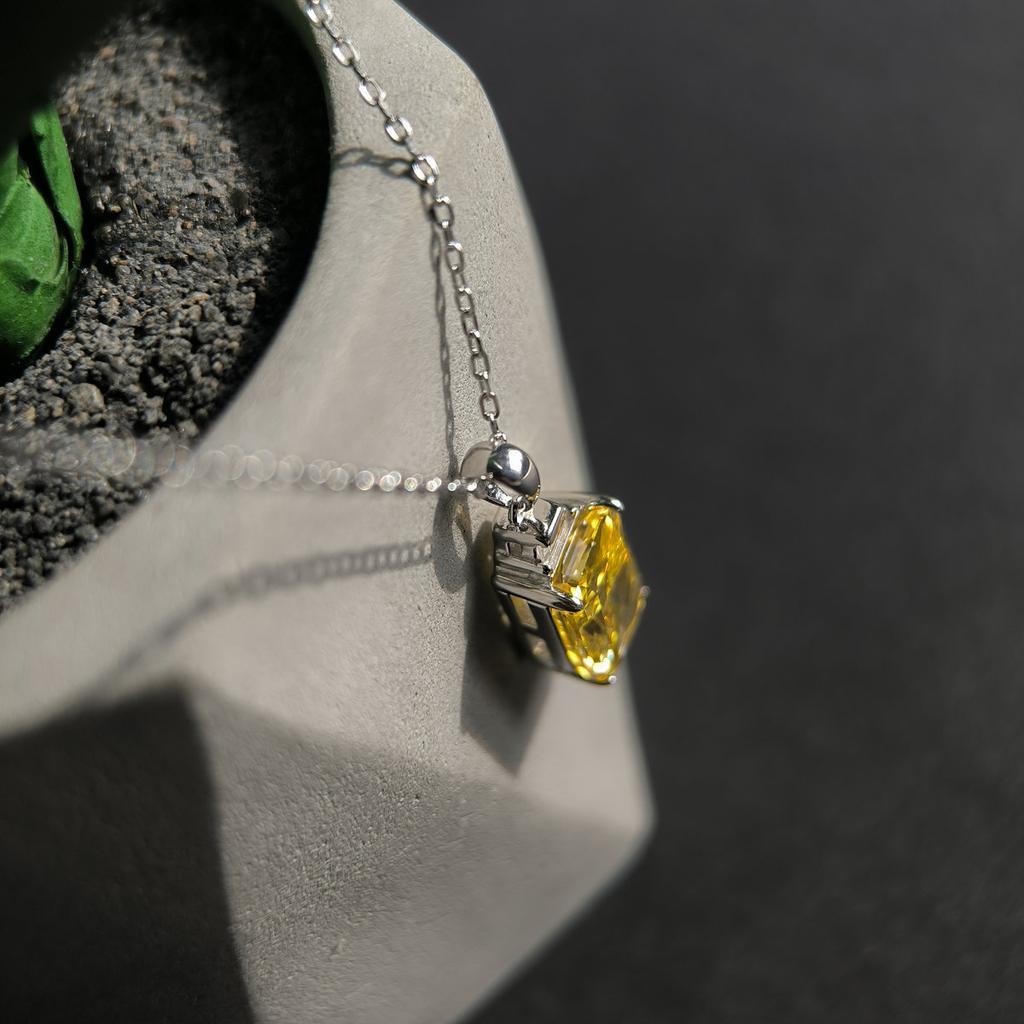 Серебряное колье с фианитами, вес изделия 4,66 гр (60002407)
