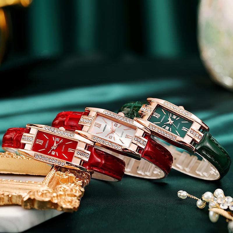Vintage Schmuckset mit grünen Edelsteinen: Uhr, Halskette, Ohrringe und Ring