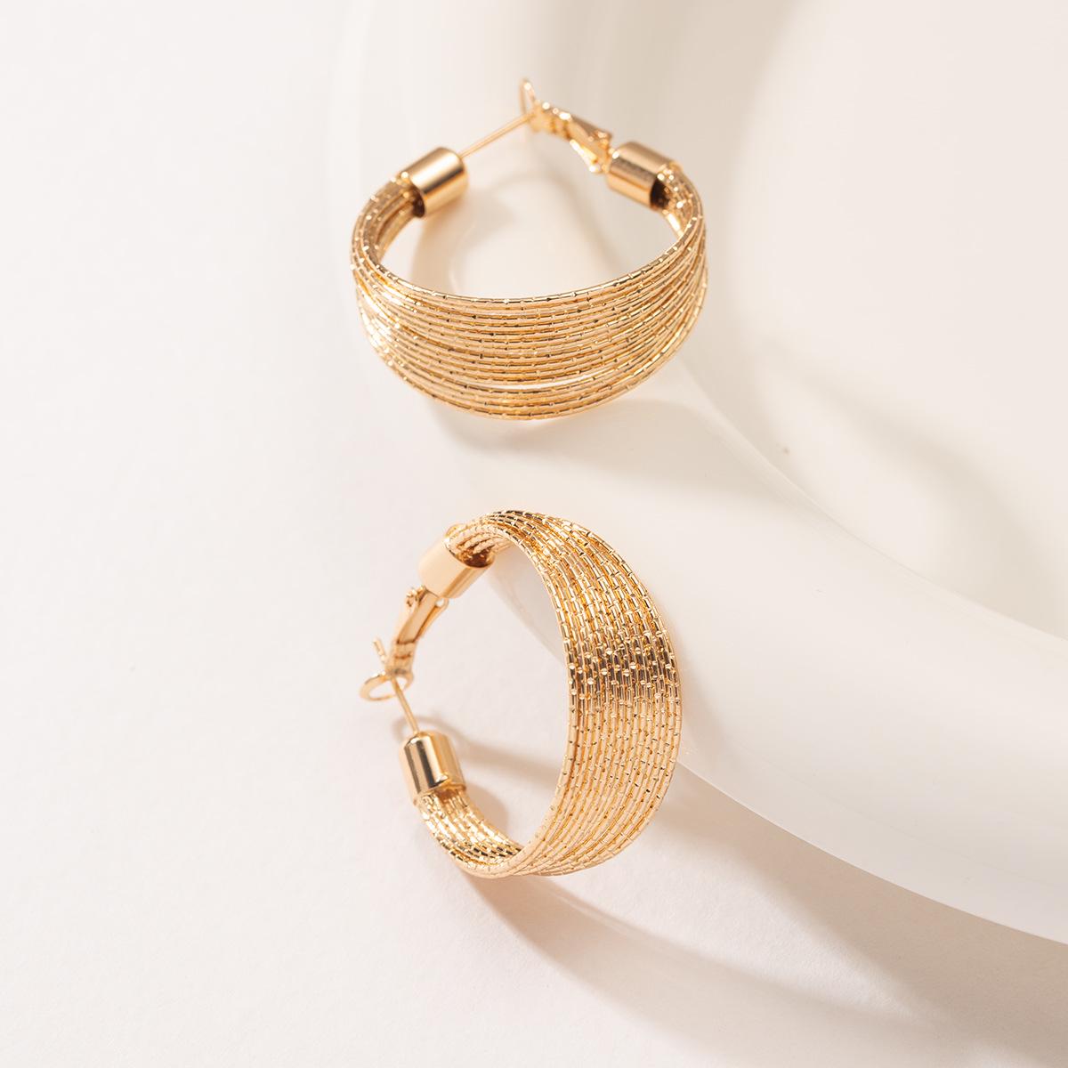 

Элегантные золотые металлические каффы в форме буквы С: Многослойные серьги-пусеты высокого класса