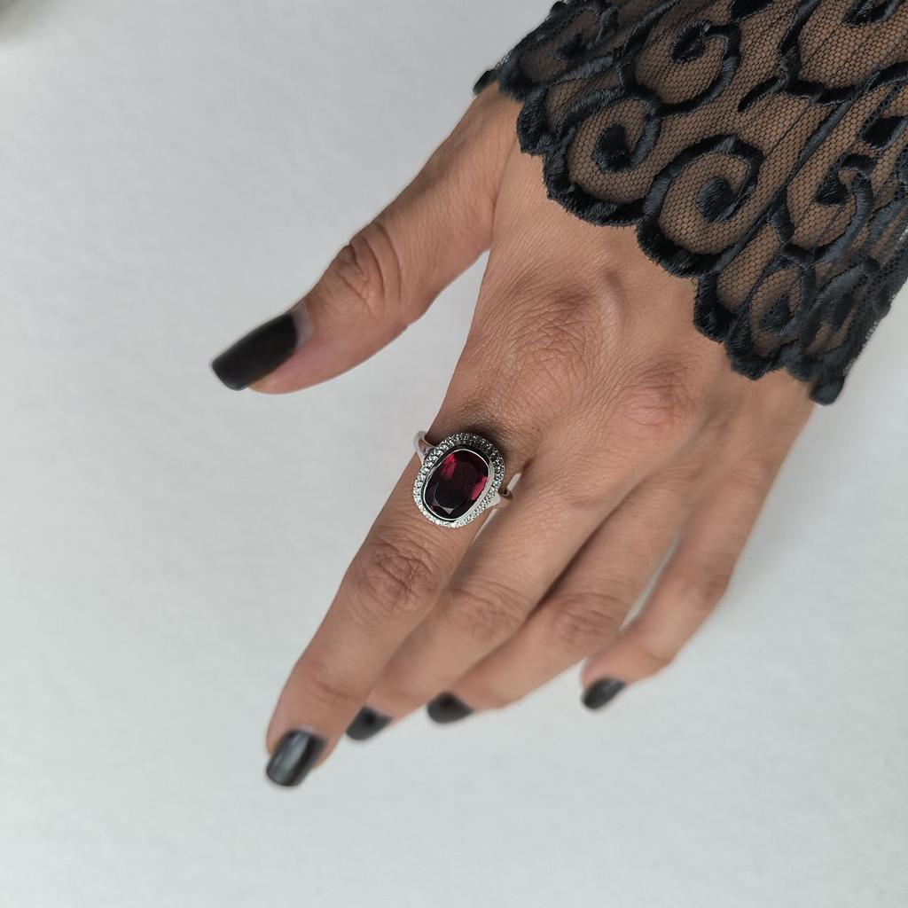 Серебряное кольцо с искусственным гранатом nano 3.66ct, фианитами, вес изделия 5,54 гр (60002307)