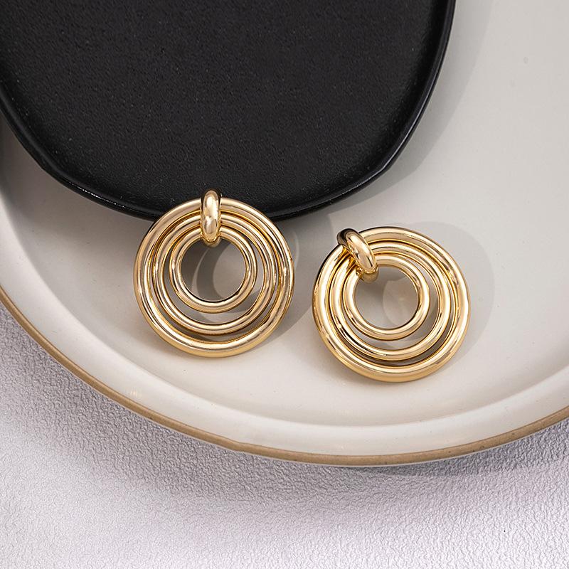Mehrfach-Ring-Runde Ohrstecker, Einfache Metall-Geometrische Ohrringe, Hochwertige Hohlring-Ohrringe für Damen
