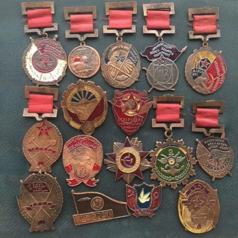 Шестнадцать медалей Второй мировой войны — советская медаль Почета и медаль первой степени.