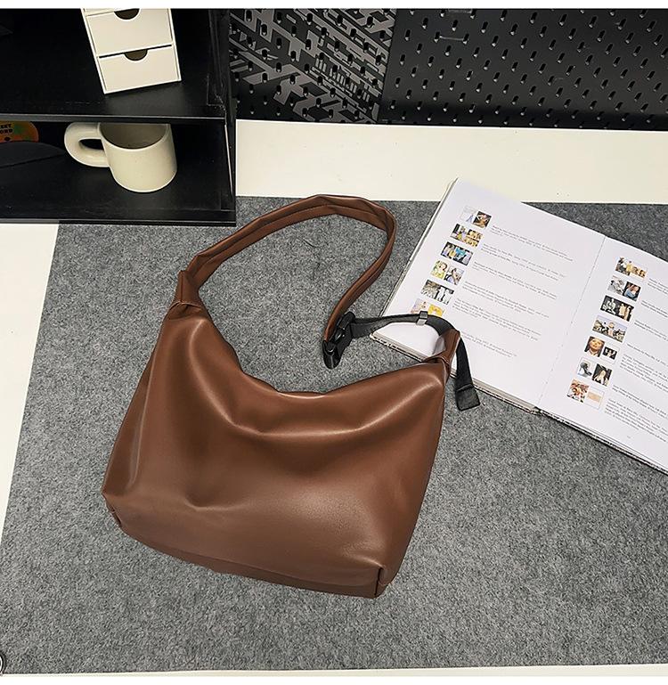 

Retro casual style large capacity tote bag women s 2025 summer new soft shoulder bag commuter crossbody bag коричневый
