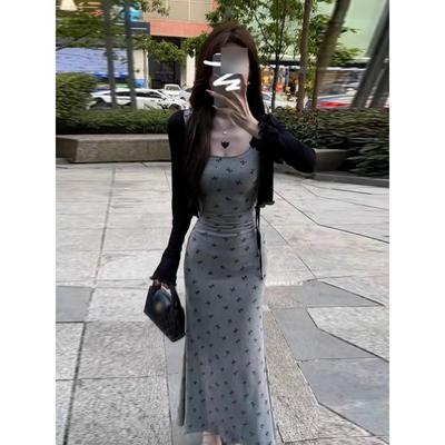 Das neue Sommer-Innenkleid ist ein schlankes Sommerkleid, ein sanfter Stil für Frauen, mit einer Taille und einem überknielangen Meerjungfrauenrock.