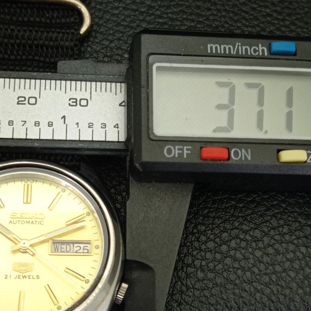 AUTOMATIC VINTAGE SEIKO 5 JAPAN 7019A MENS GOLDEN COLOR DIAL WATCH A702617-1 R209-a702617