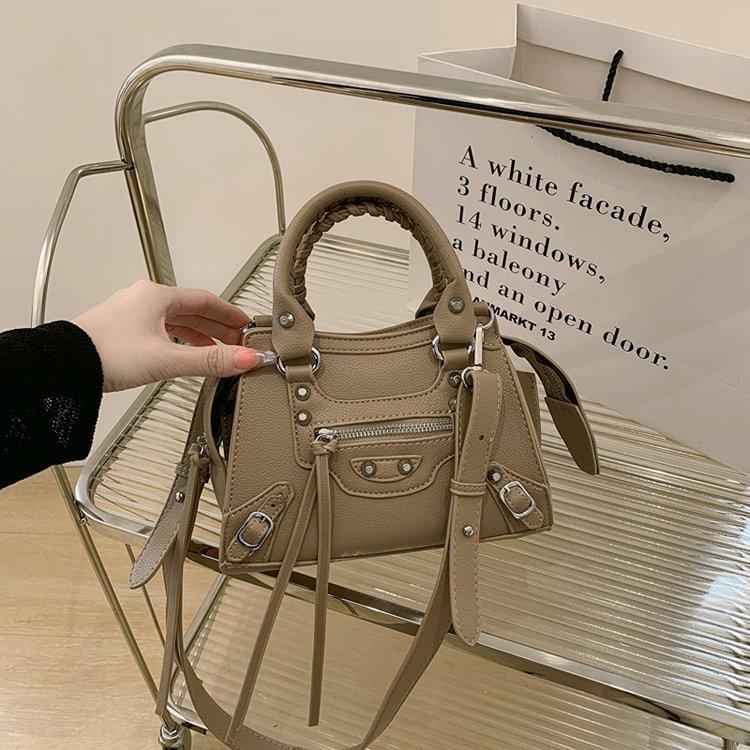 Niche Retro Rivet Locomotive Bag, Women's Bag, Sweet, Cool, Foreign, Versatile, Large-capacity Shoulder Messenger Bag, Women's Handbag.