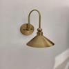 Moderne vegglampe med kjegle i rå messing – Håndlaget minimalistisk lysarmatur