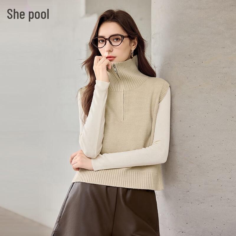 

Женский вязаный жилет с высоким воротником и молнией до середины M