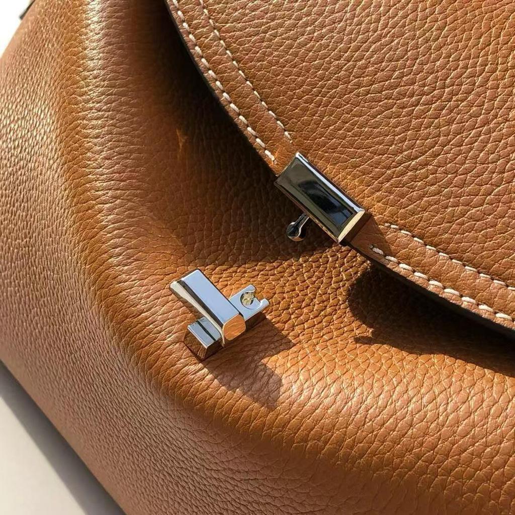 TOTEME Polštářová taška: Pravá kůže, Všestranná módní taška přes rameno, Lehký luxus, Dvouvrstvá dámská kabelka z hovězí kůže.