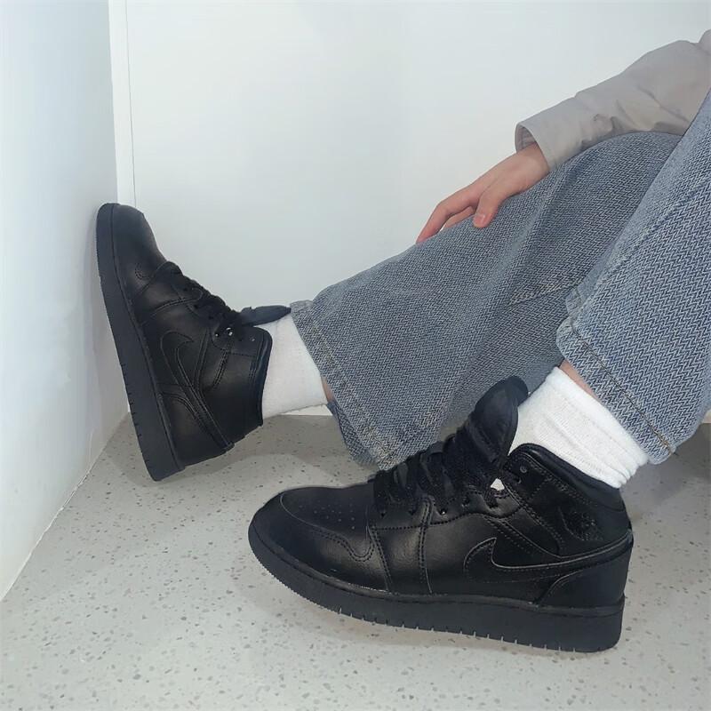 Jordan 1 Mid Triple Black GS 554725-093