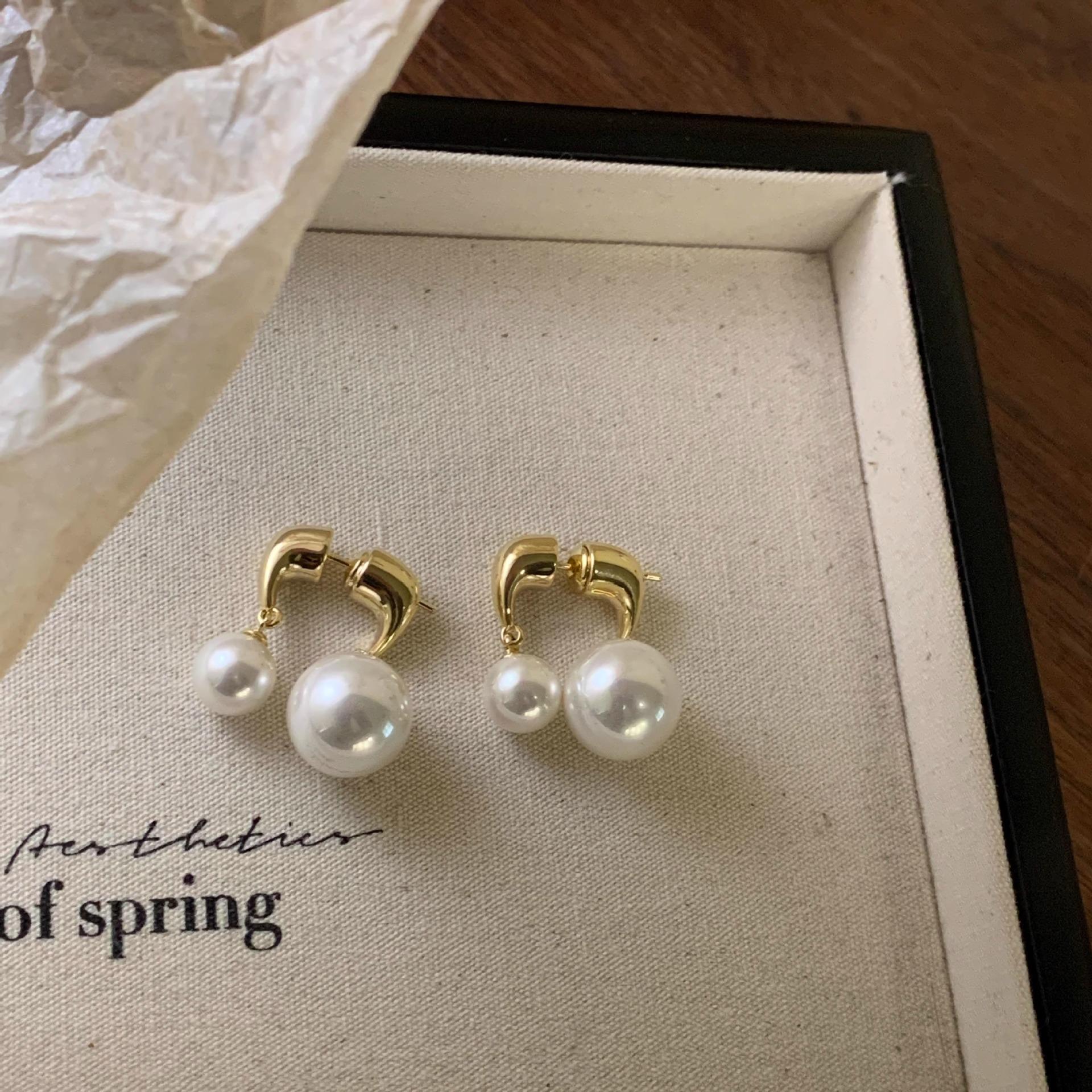 Simple and fashionable front and rear pearl earrings, new popular light luxury temperament earrings, women s autumn and winter versatile earrings золотой