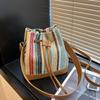 Einfache bunte grasgewebte Eimertasche für Frauen im Retro-Patchwork-Stil mit Kordelzug, Umhängetasche für Pendler, Reisen, weibliche Umhängetaschen