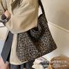 Casual Large-capacity Leopard Print Bag Women's 2025 New Commuter Versatile Shoulder Bag Slack Tote Bag Bucket Bag