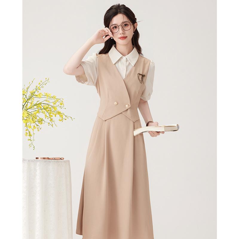 

Летний академический стиль. Интервью с преподавателем. Носите два платья с завышенной талией средней длины с короткими рукавами. XL хаки